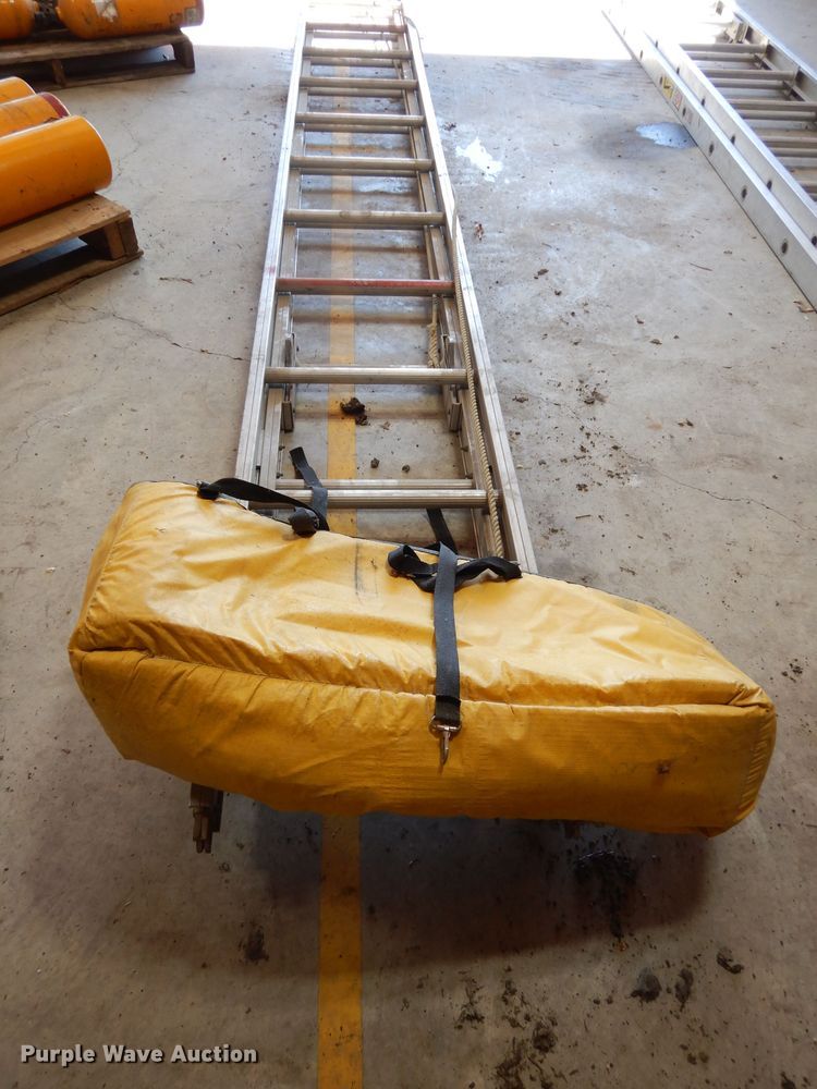 image for item HT9182 24' extension ladder