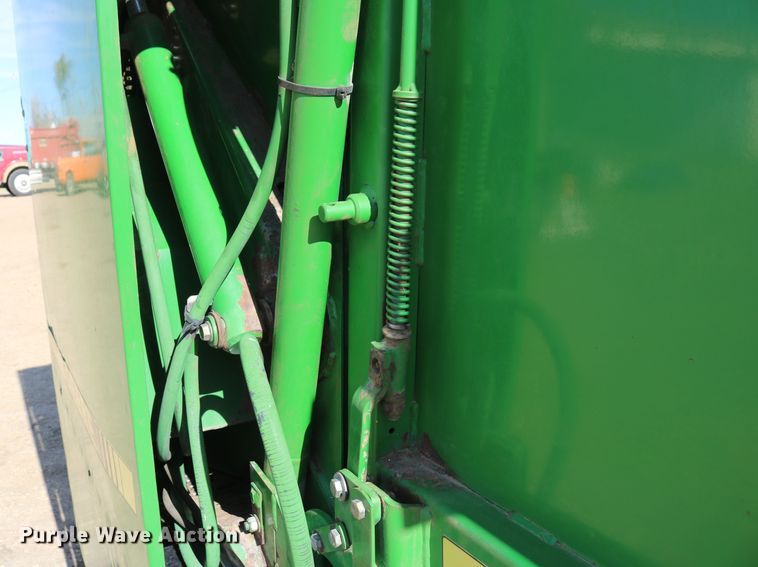 image for item DD6096 1992 John Deere 535 round baler