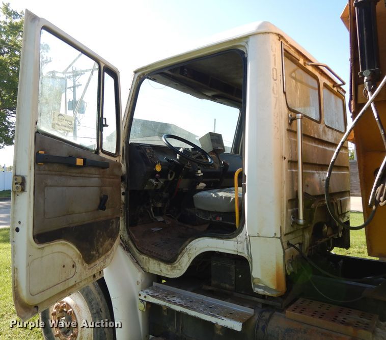 image for item DE5664 2001 Freightliner FL80 feed mixer truck