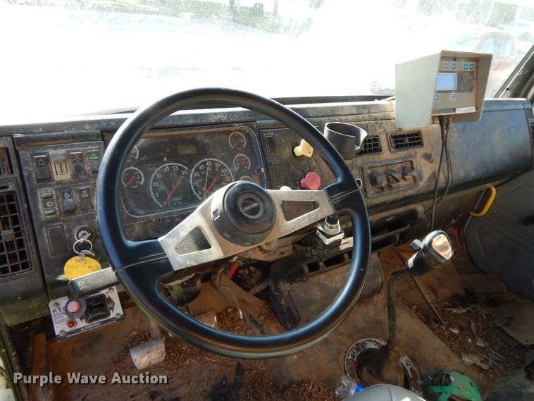 image for item DE5664 2001 Freightliner FL80 feed mixer truck