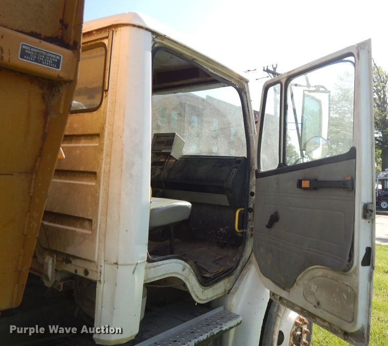 image for item DE5664 2001 Freightliner FL80 feed mixer truck