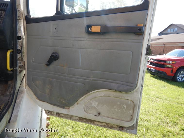 image for item DE5664 2001 Freightliner FL80 feed mixer truck