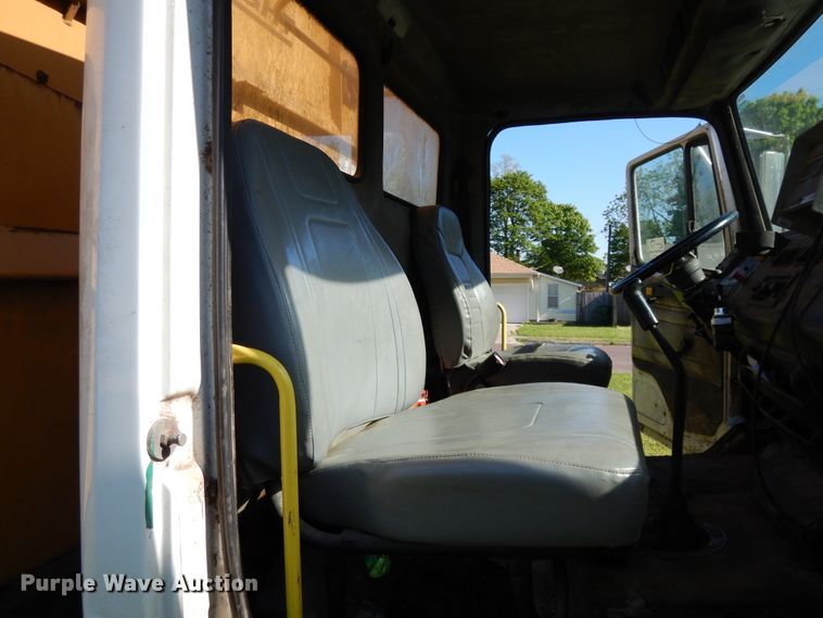 image for item DE5664 2001 Freightliner FL80 feed mixer truck