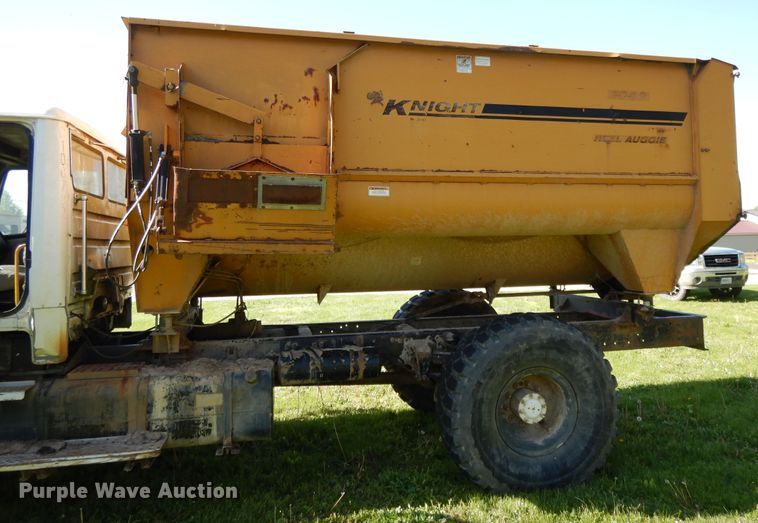 image for item DE5664 2001 Freightliner FL80 feed mixer truck