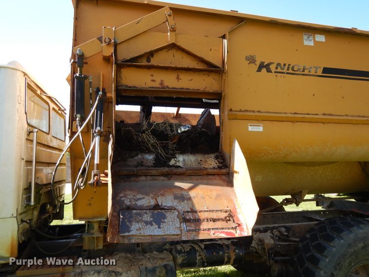 image for item DE5664 2001 Freightliner FL80 feed mixer truck