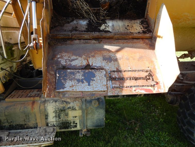 image for item DE5664 2001 Freightliner FL80 feed mixer truck