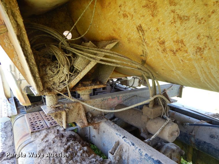 image for item DE5664 2001 Freightliner FL80 feed mixer truck