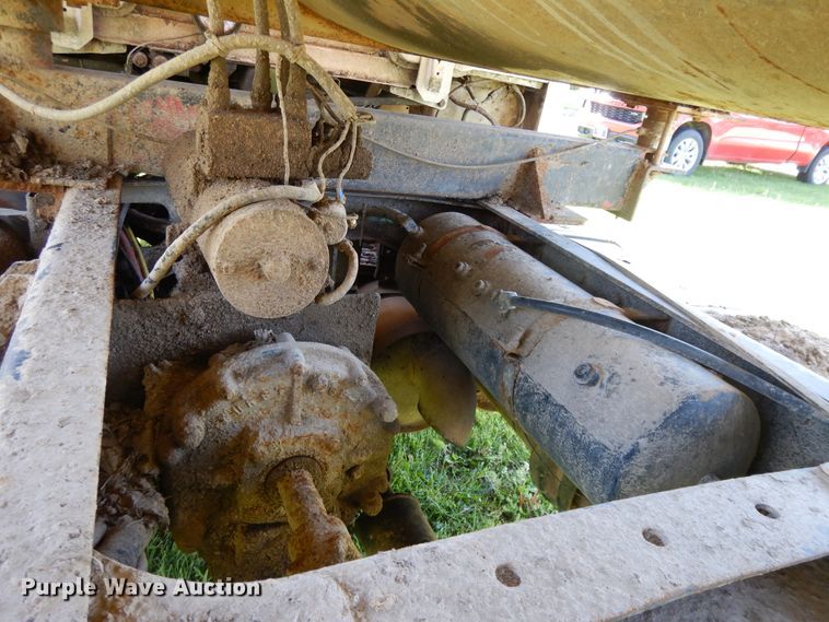 image for item DE5664 2001 Freightliner FL80 feed mixer truck