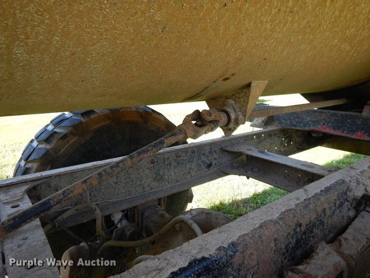 image for item DE5664 2001 Freightliner FL80 feed mixer truck