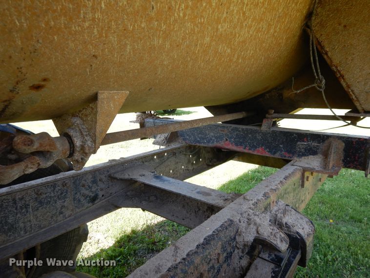 image for item DE5664 2001 Freightliner FL80 feed mixer truck