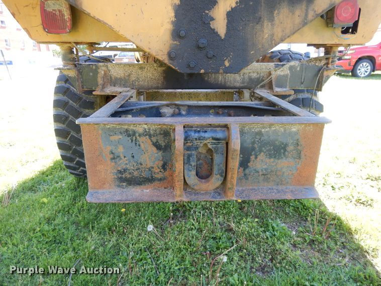 image for item DE5664 2001 Freightliner FL80 feed mixer truck