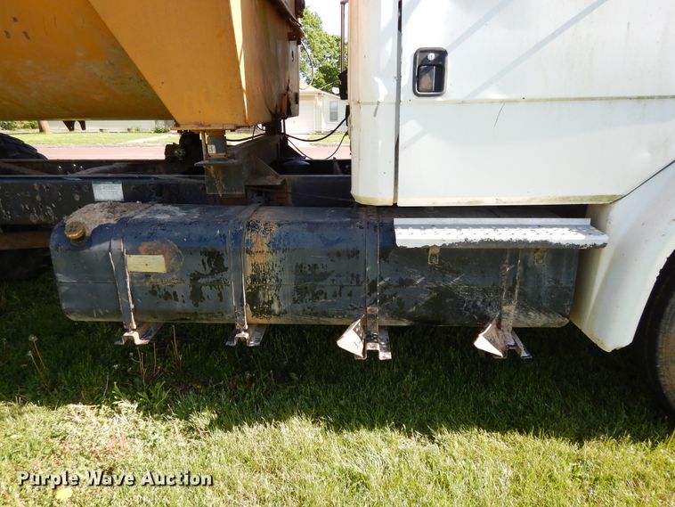 image for item DE5664 2001 Freightliner FL80 feed mixer truck