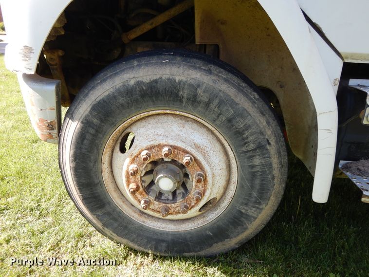 image for item DE5664 2001 Freightliner FL80 feed mixer truck