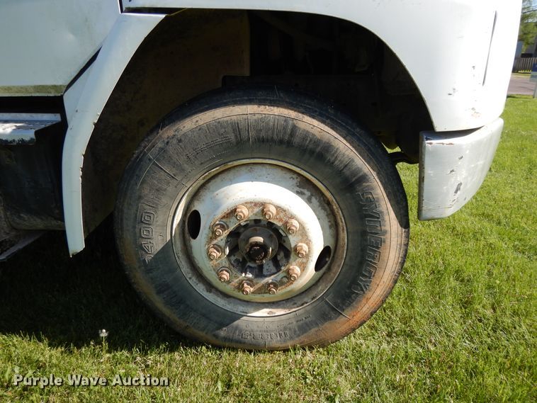 image for item DE5664 2001 Freightliner FL80 feed mixer truck