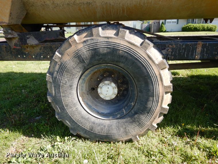 image for item DE5664 2001 Freightliner FL80 feed mixer truck