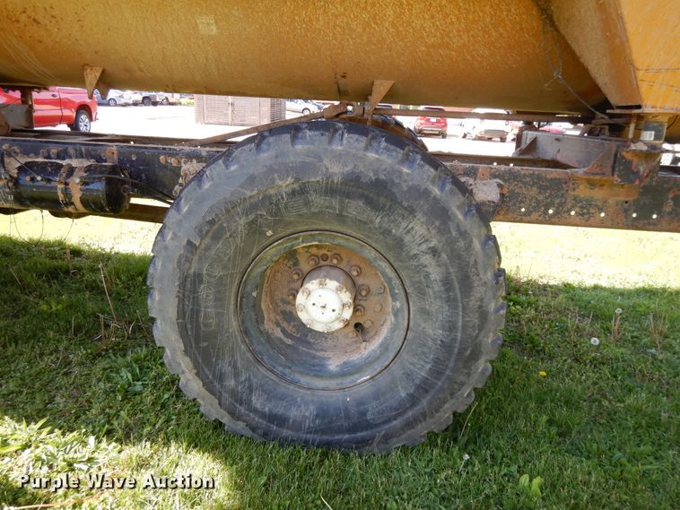 image for item DE5664 2001 Freightliner FL80 feed mixer truck