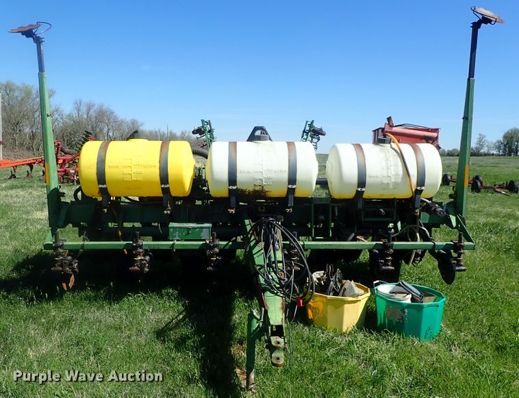 image for item DG3119 1998 John Deere 7200 Max Emerge II no-till planter
