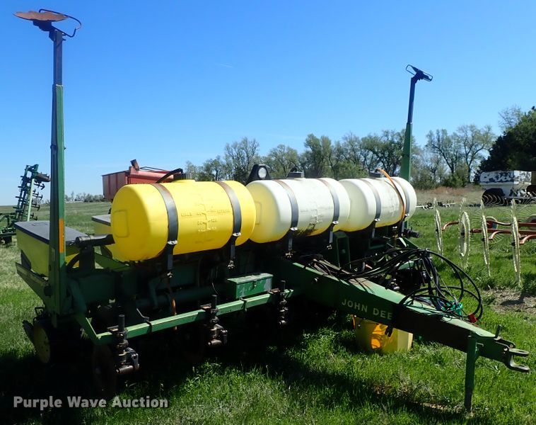 image for item DG3119 1998 John Deere 7200 Max Emerge II no-till planter