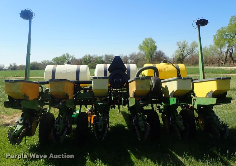 image for item DG3119 1998 John Deere 7200 Max Emerge II no-till planter