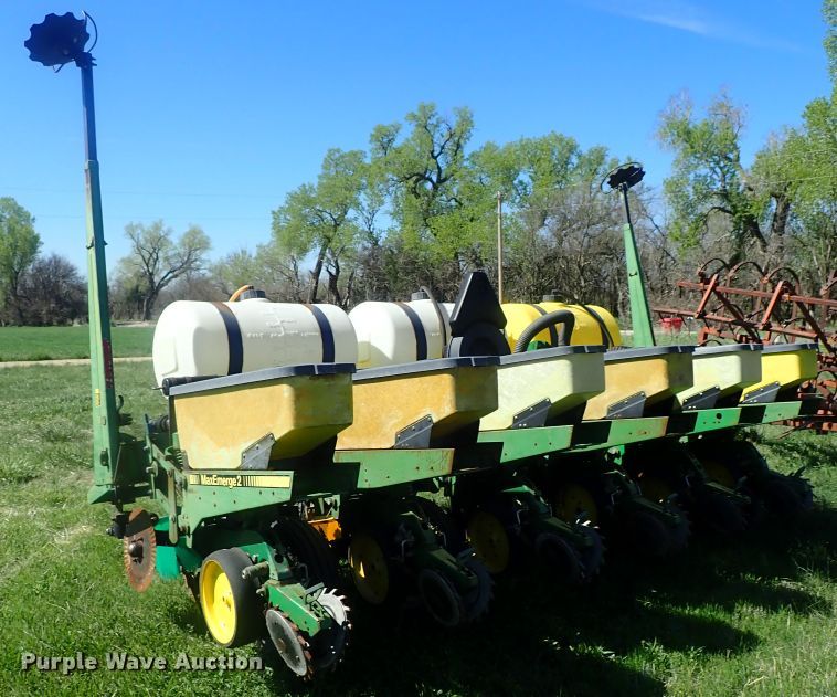 image for item DG3119 1998 John Deere 7200 Max Emerge II no-till planter