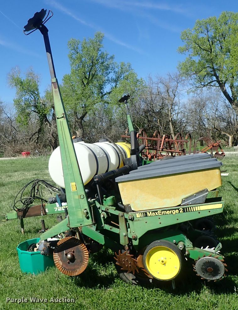 image for item DG3119 1998 John Deere 7200 Max Emerge II no-till planter
