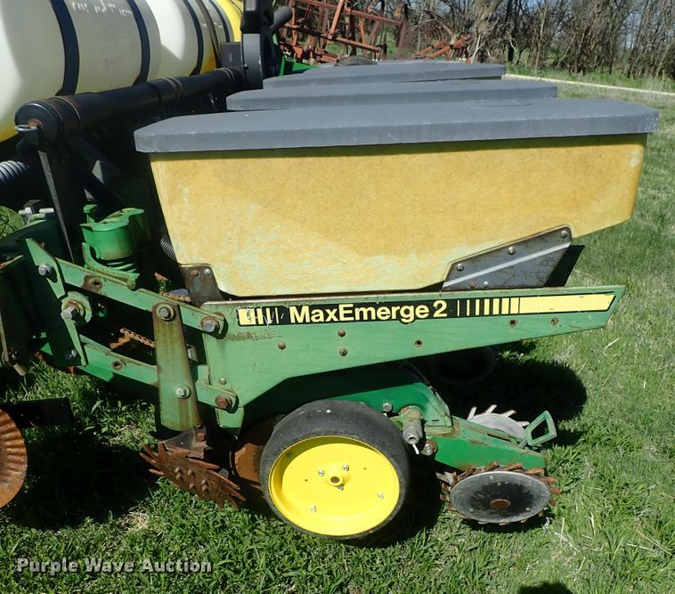 image for item DG3119 1998 John Deere 7200 Max Emerge II no-till planter