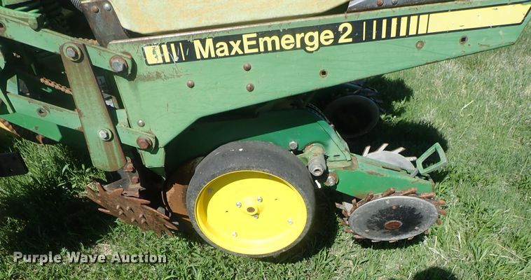 image for item DG3119 1998 John Deere 7200 Max Emerge II no-till planter