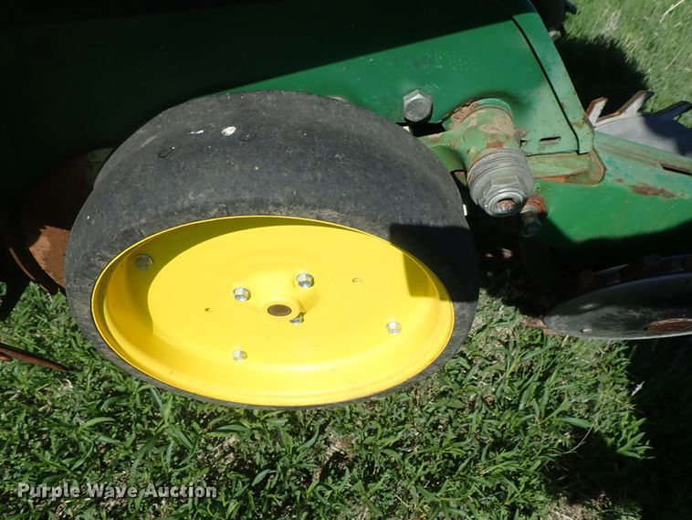 image for item DG3119 1998 John Deere 7200 Max Emerge II no-till planter
