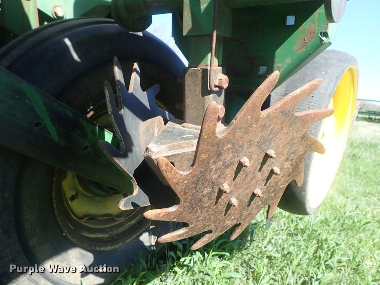image for item DG3119 1998 John Deere 7200 Max Emerge II no-till planter