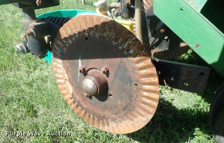 image for item DG3119 1998 John Deere 7200 Max Emerge II no-till planter