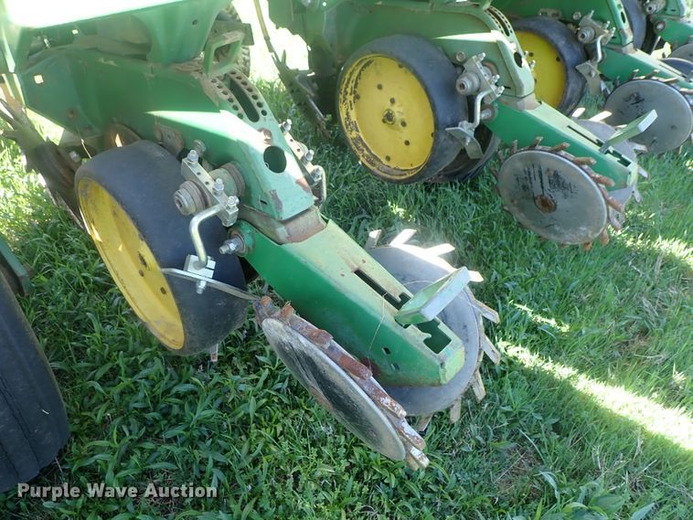 image for item DG3119 1998 John Deere 7200 Max Emerge II no-till planter