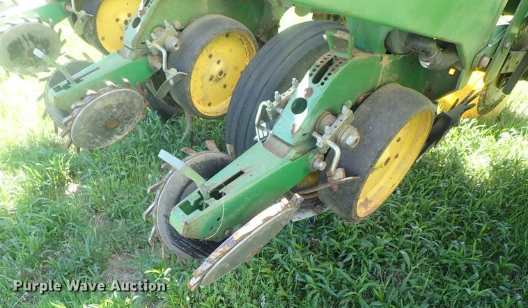 image for item DG3119 1998 John Deere 7200 Max Emerge II no-till planter