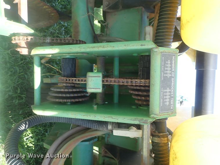 image for item DG3119 1998 John Deere 7200 Max Emerge II no-till planter