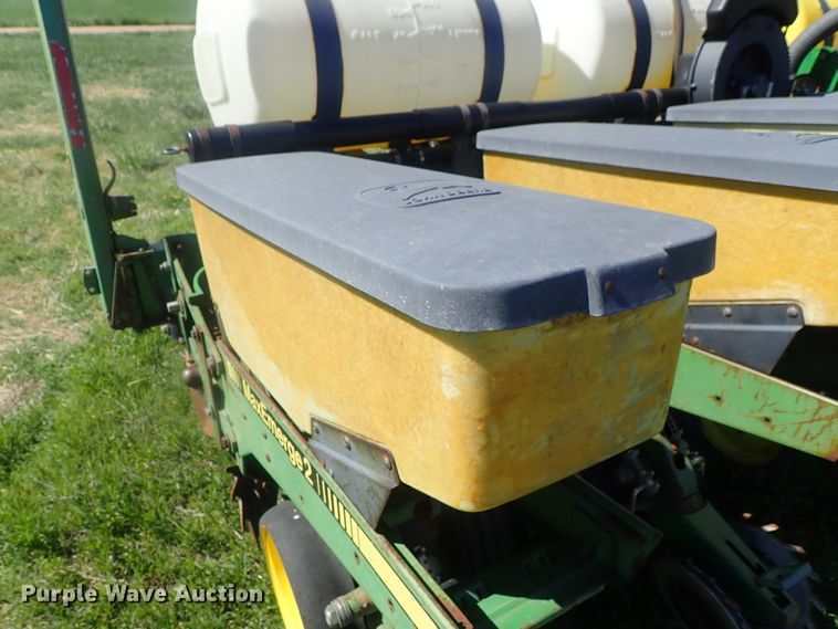 image for item DG3119 1998 John Deere 7200 Max Emerge II no-till planter