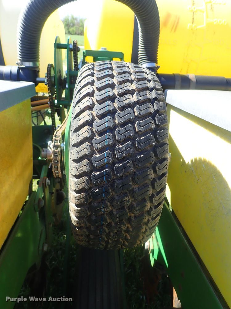 image for item DG3119 1998 John Deere 7200 Max Emerge II no-till planter