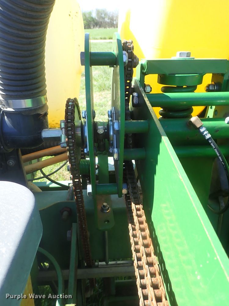 image for item DG3119 1998 John Deere 7200 Max Emerge II no-till planter