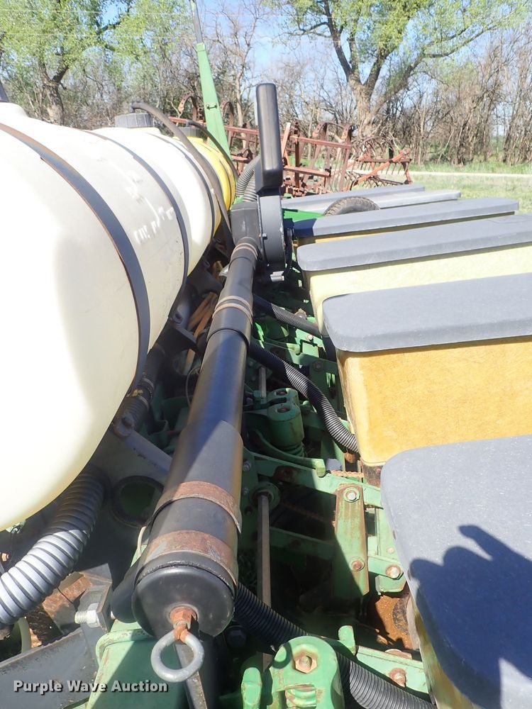 image for item DG3119 1998 John Deere 7200 Max Emerge II no-till planter