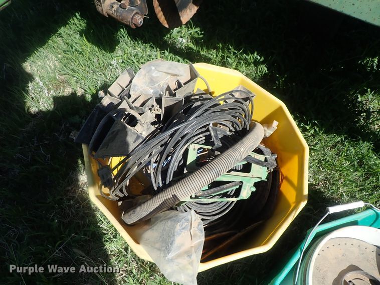 image for item DG3119 1998 John Deere 7200 Max Emerge II no-till planter