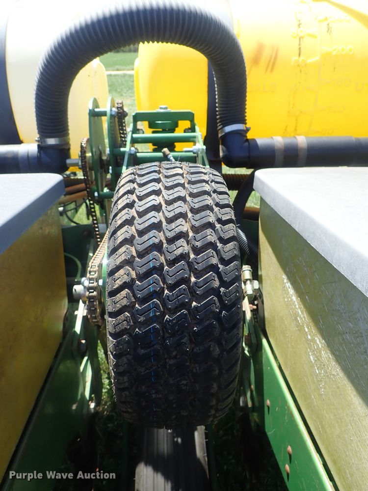 image for item DG3119 1998 John Deere 7200 Max Emerge II no-till planter