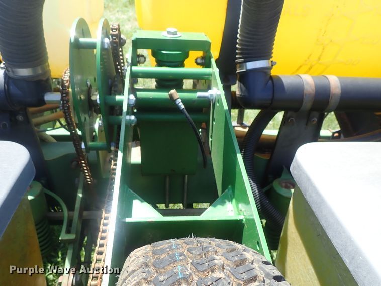 image for item DG3119 1998 John Deere 7200 Max Emerge II no-till planter