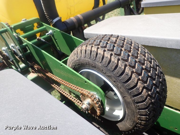 image for item DG3119 1998 John Deere 7200 Max Emerge II no-till planter