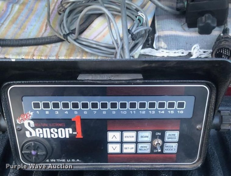 image for item DG3119 1998 John Deere 7200 Max Emerge II no-till planter