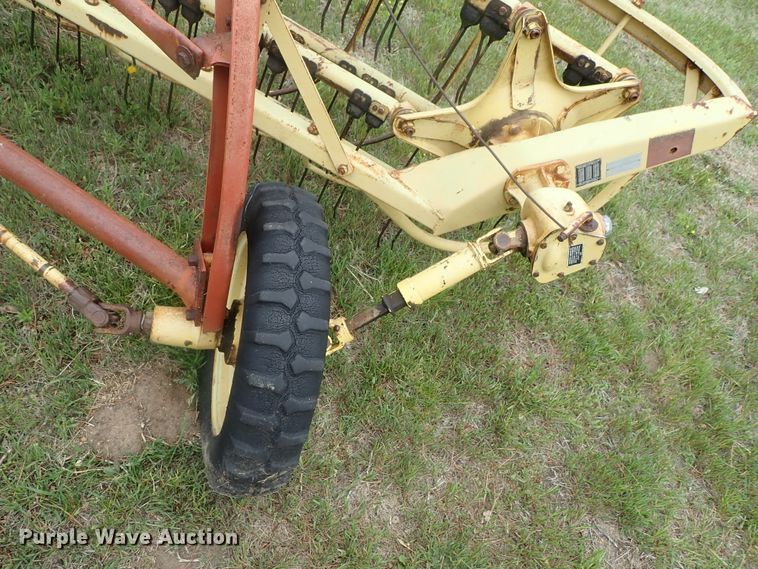 image for item DG3154 New Holland 260 hay rake