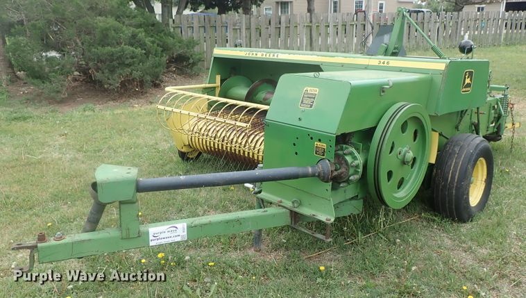 image for item DG3159 John Deere 346 small square baler