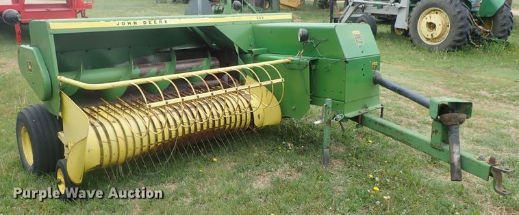 image for item DG3159 John Deere 346 small square baler