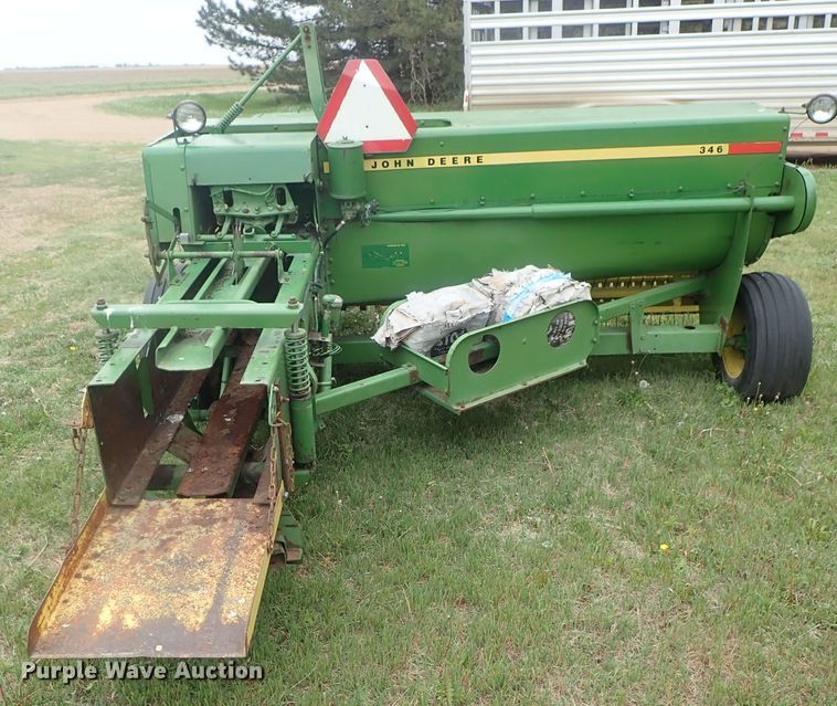 image for item DG3159 John Deere 346 small square baler