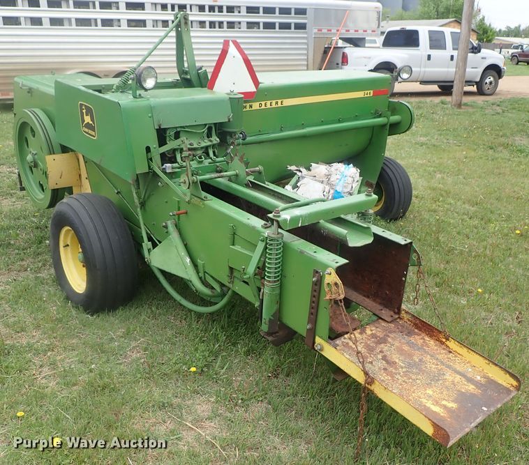 image for item DG3159 John Deere 346 small square baler