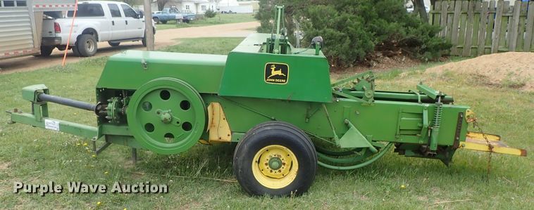 image for item DG3159 John Deere 346 small square baler