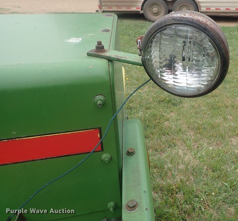 image for item DG3159 John Deere 346 small square baler