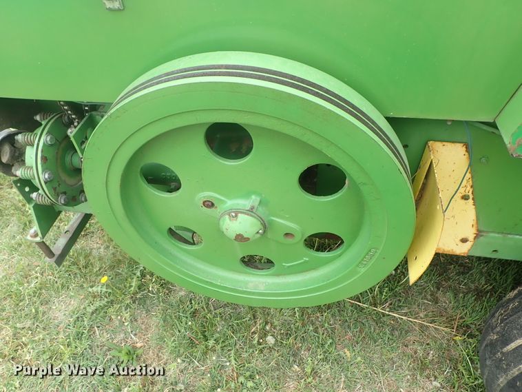 image for item DG3159 John Deere 346 small square baler